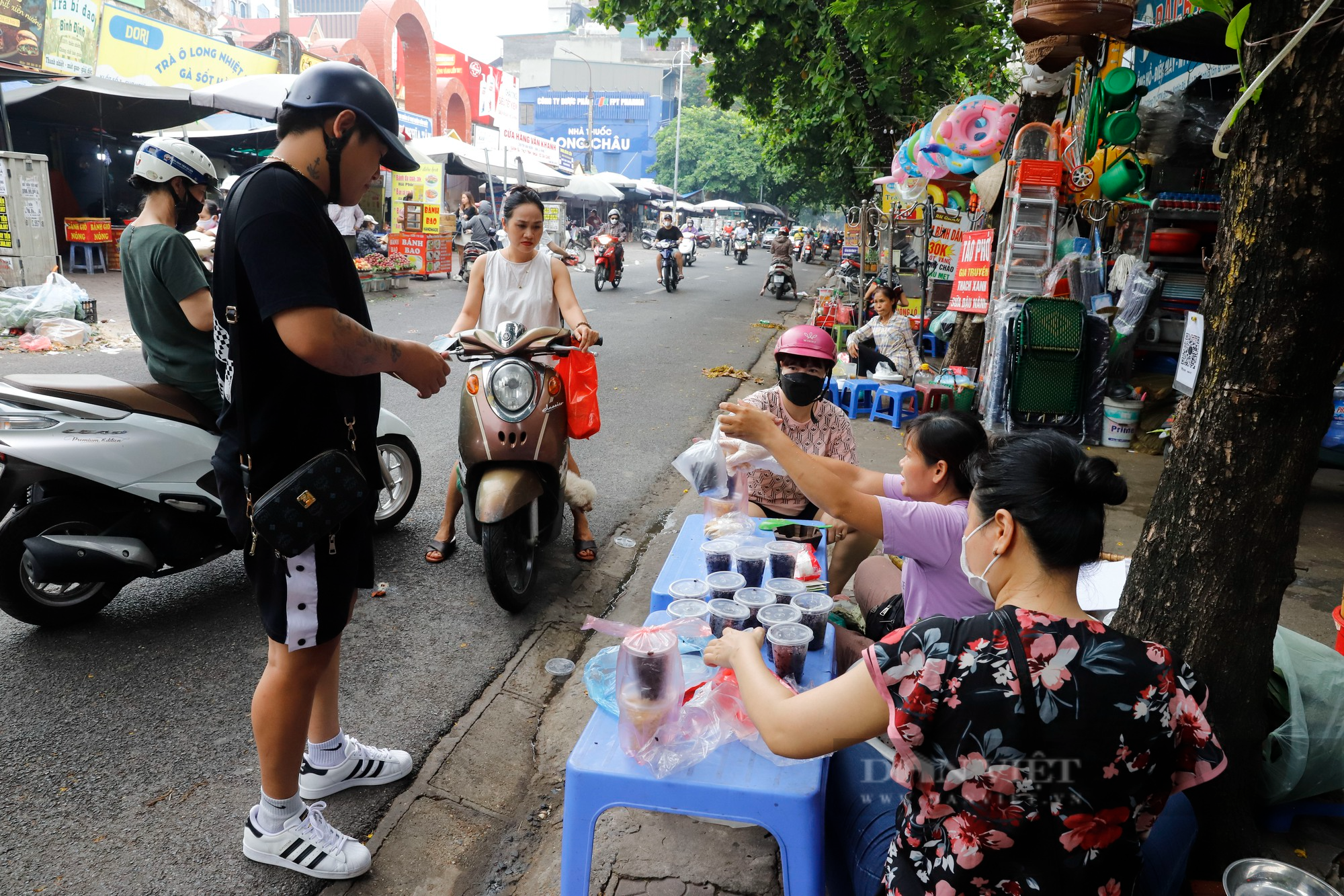 Mâm cúng Tết Đoan Ngọ giá 600.000 đồng hút khách tại &quot;chợ nhà giàu&quot; Hà Nội - Ảnh 10.