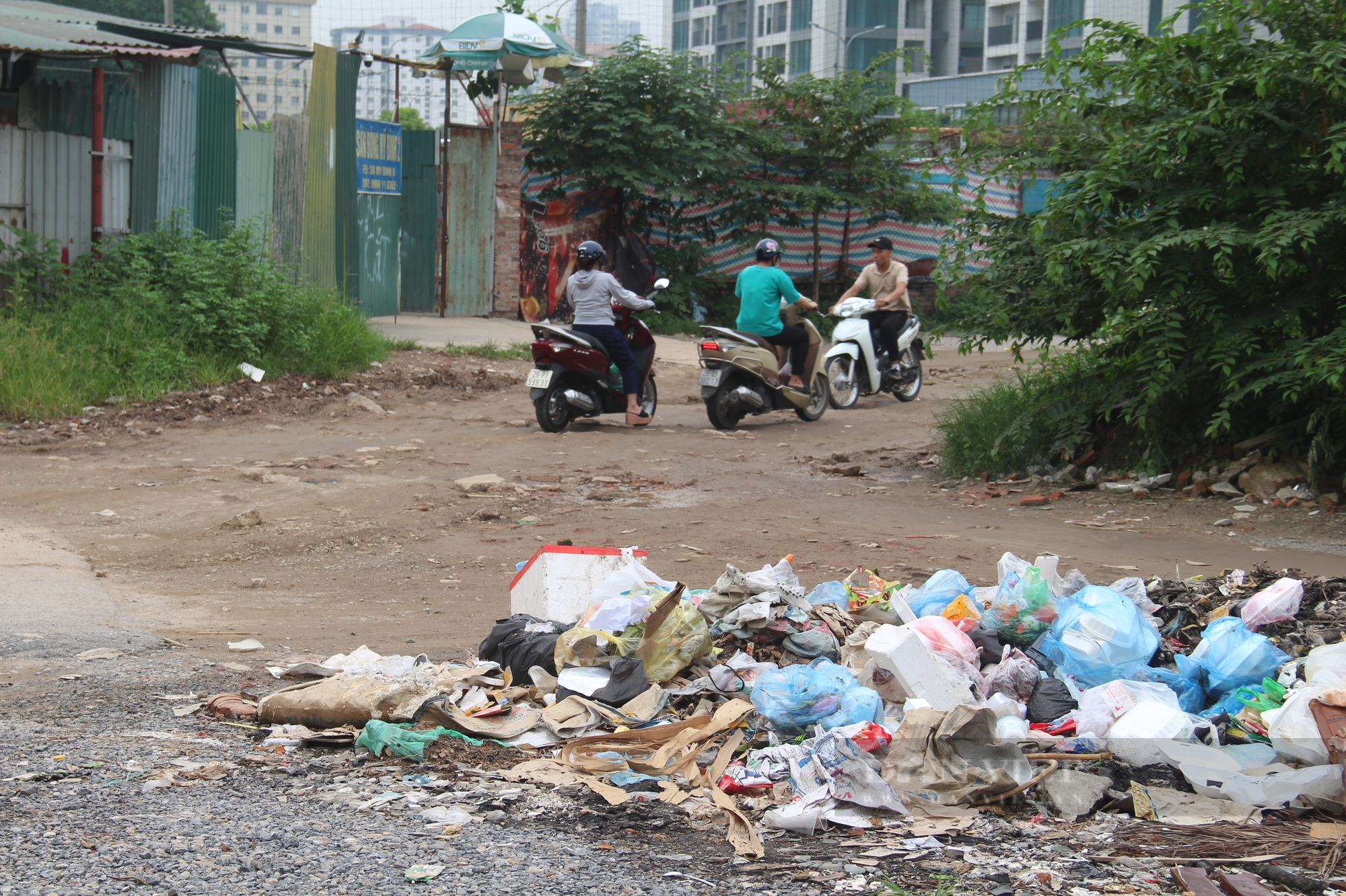 Bãi rác khổng lồ án ngữ trên tuyến đường trăm tỷ ở Thủ đô - Ảnh 6.