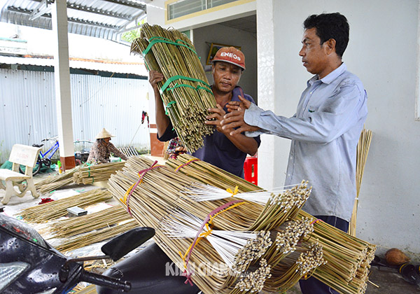 Ngồi nhà cưa tre, vót ra thứ này, chị em phụ nữ ấp Xẻo Cui ở Kiên Giang có tiền quanh năm - Ảnh 7.