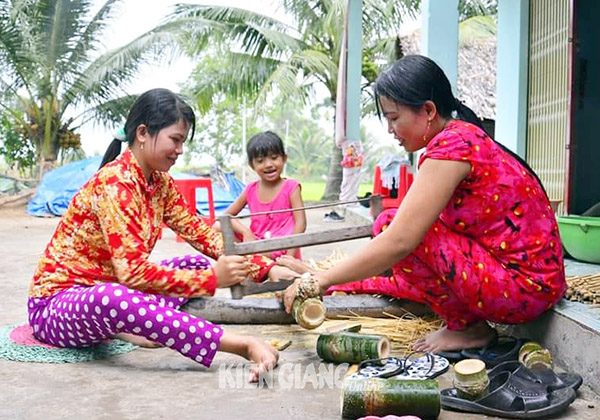 Ngồi nhà cưa tre, vót ra thứ này, chị em phụ nữ ấp Xẻo Cui ở Kiên Giang có tiền quanh năm - Ảnh 1.