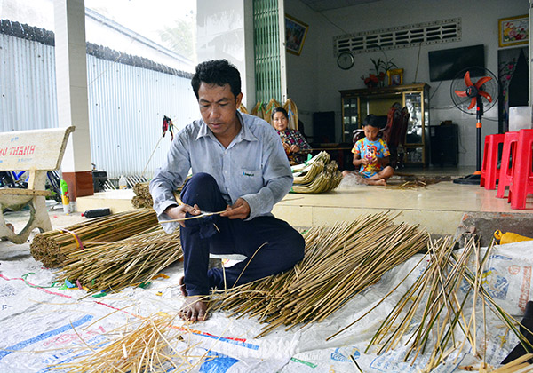 Ngồi nhà cưa tre, vót ra thứ này, chị em phụ nữ ấp Xẻo Cui ở Kiên Giang có tiền quanh năm - Ảnh 2.