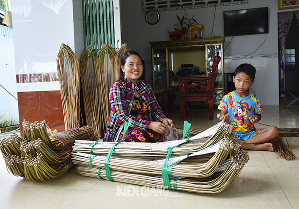 Ngồi nhà cưa tre, vót ra thứ này, chị em phụ nữ ấp Xẻo Cui ở Kiên Giang có tiền quanh năm - Ảnh 6.
