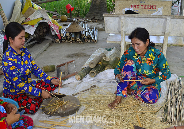 Ngồi nhà cưa tre, vót ra thứ này, chị em phụ nữ ấp Xẻo Cui ở Kiên Giang có tiền quanh năm - Ảnh 5.