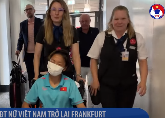 Huỳnh Như ngồi xe lăn rời Ba Lan, ĐT nữ Việt Nam chuẩn bị đấu ĐT nữ Đức - Ảnh 1.
