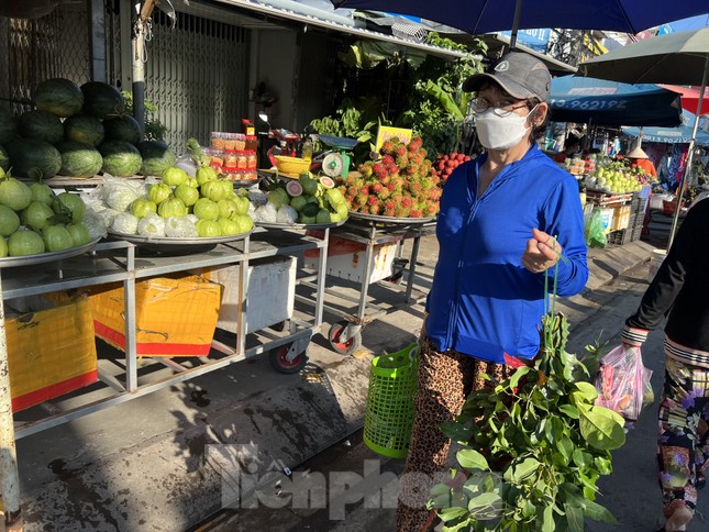 Chi tiêu Tết Đoan Ngọ: Chỉ dám mua bó lá xông - Ảnh 8.