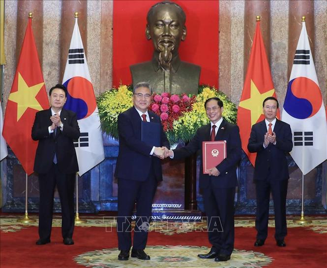 Việt Nam - Hàn Quốc ký 17 văn kiện hợp tác, thúc đẩy hợp tác thương mại, công nghệ, quốc phòng - Ảnh 1.