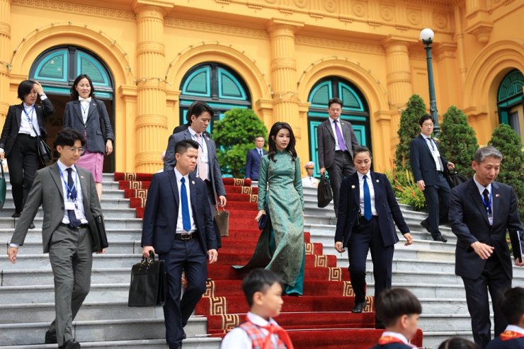 Ấn tượng Phu nhân Tổng thống Hàn Quốc trong tà áo dài Việt Nam do phu nhân Chủ tịch nước Võ Văn Thưởng tặng - Ảnh 1.