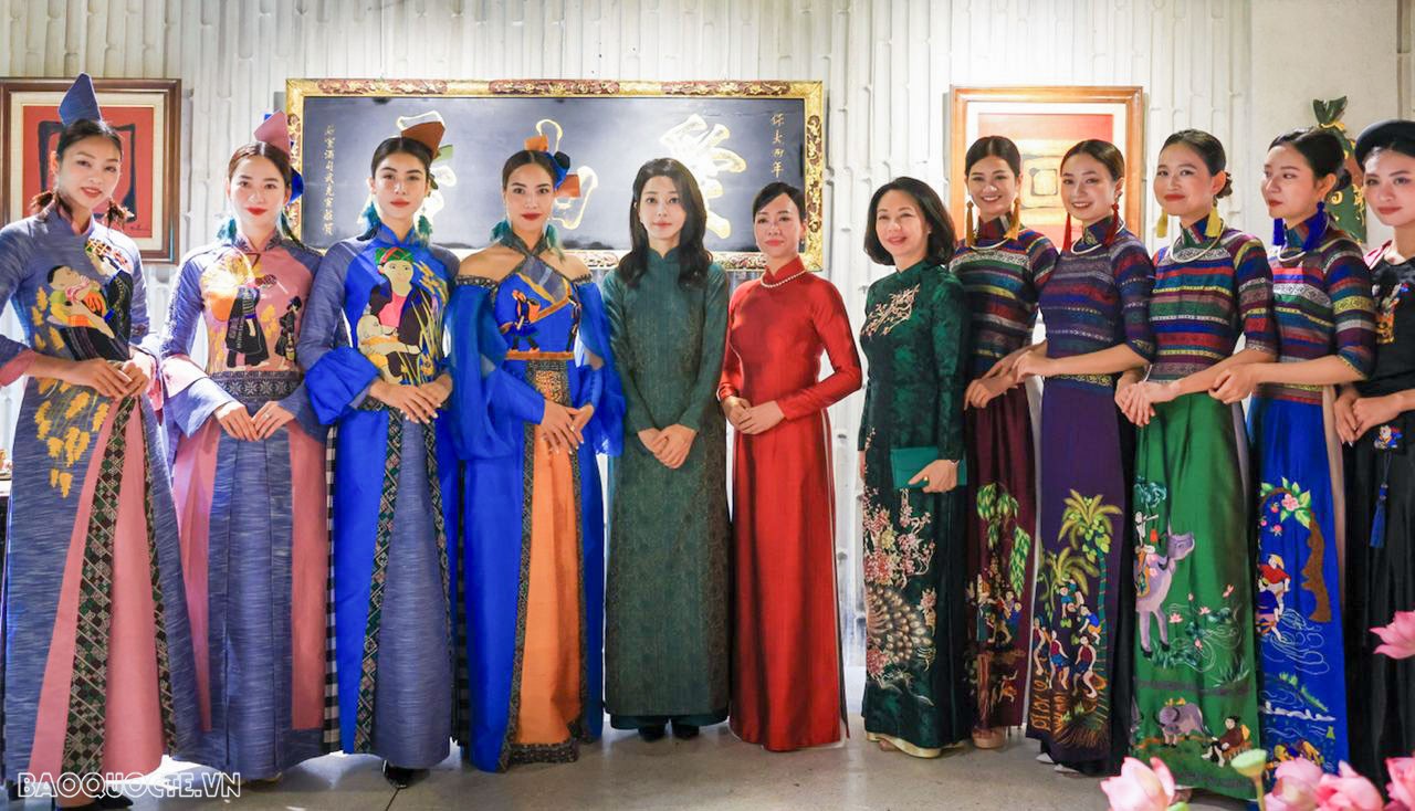 Ấn tượng Phu nhân Tổng thống Hàn Quốc trong tà áo dài Việt Nam do phu nhân Chủ tịch nước Võ Văn Thưởng tặng - Ảnh 8.