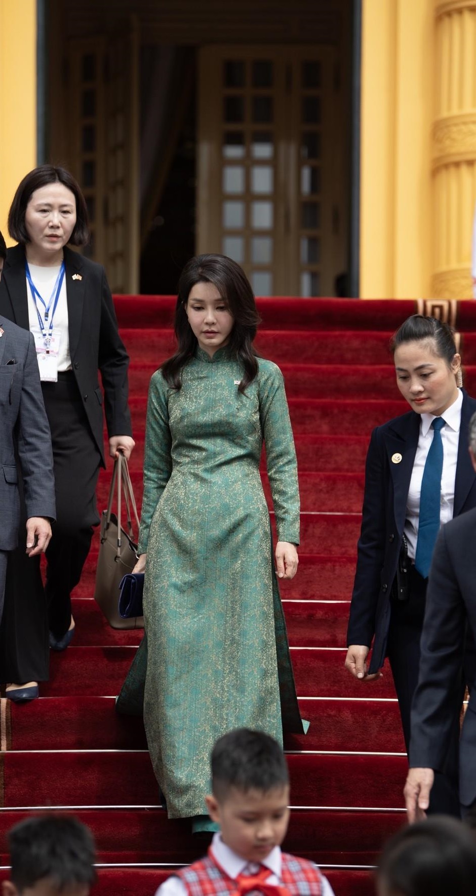 Ấn tượng Phu nhân Tổng thống Hàn Quốc trong tà áo dài Việt Nam do phu nhân Chủ tịch nước Võ Văn Thưởng tặng - Ảnh 2.