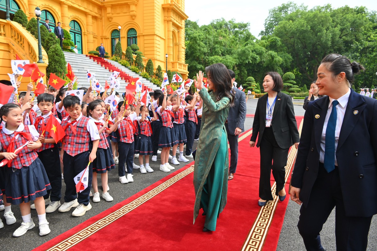 Ấn tượng Phu nhân Tổng thống Hàn Quốc trong tà áo dài Việt Nam do phu nhân Chủ tịch nước Võ Văn Thưởng tặng - Ảnh 3.