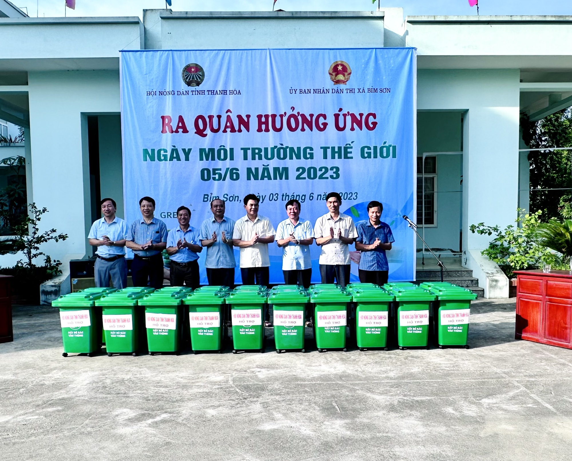 Hàng trăm người dân một xã ở Thanh Hóa rủ nhau phát cỏ, quét dọn đường sá sạch tinh tươm  - Ảnh 2.