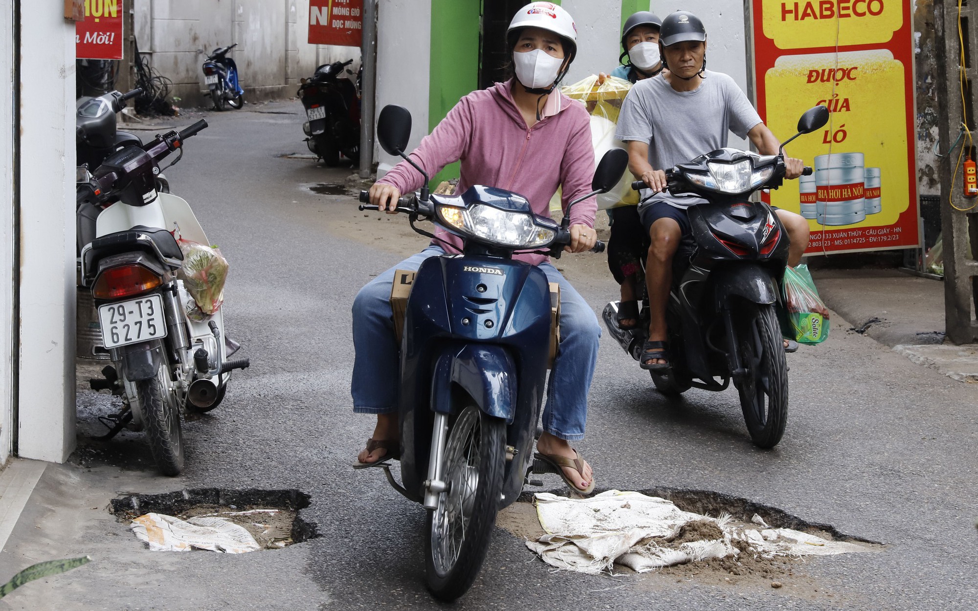 Đoạn đường dài 500 mét tại Hà Nội bị băm nát, chi chít những &quot;vết sẹo&quot; như bẫy người đi đường