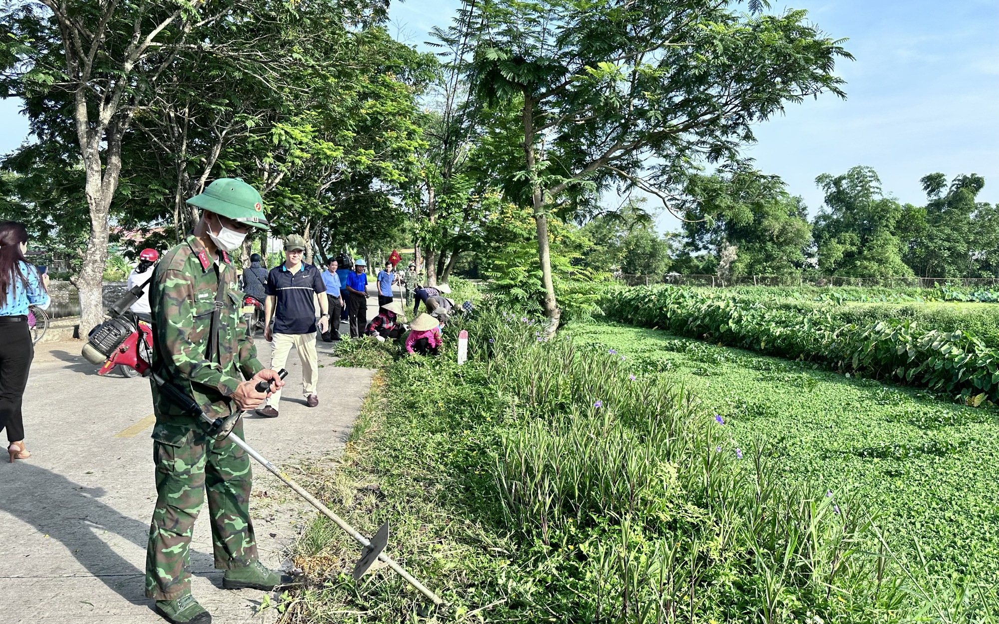 Hàng trăm người dân một xã ở Thanh Hóa rủ nhau phát cỏ, quét dọn đường sá sạch tinh tươm 