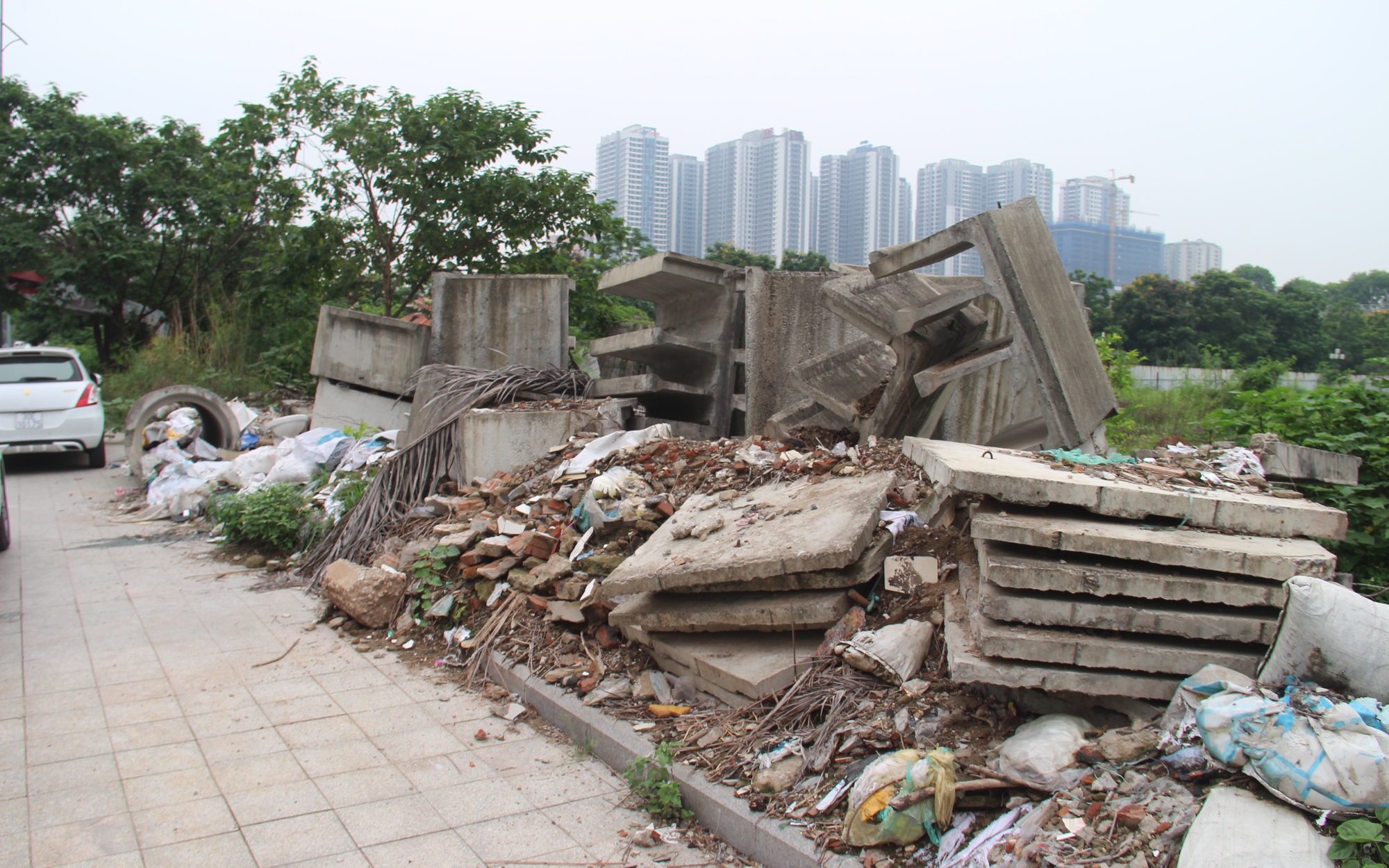 Hà Nội: Rác thải, phế liệu xây dựng "bủa vây" Công viên Mai Dịch