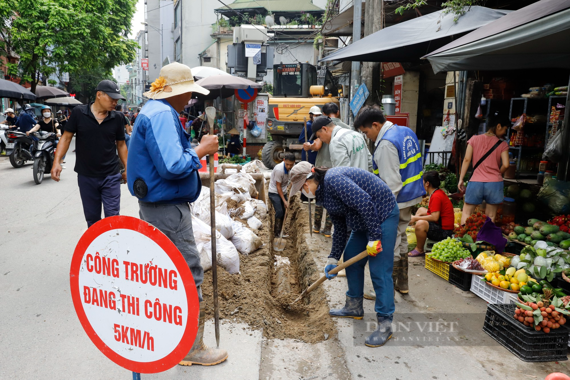 Đoạn đường dài 500m tại Hà Nội bị băm nát, chi chít những &quot;vết sẹo&quot; như bẫy người đi đường - Ảnh 1.