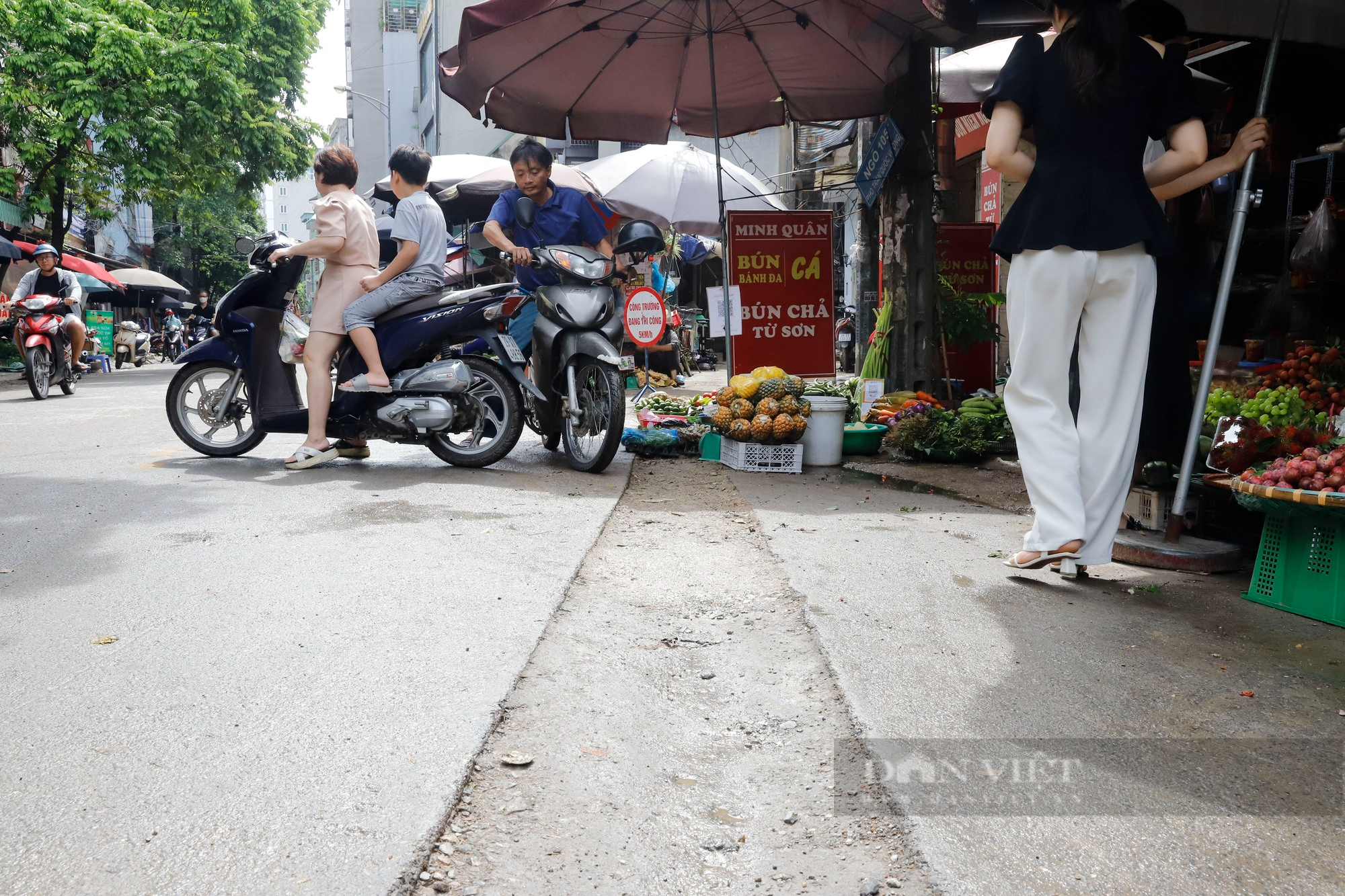 Đoạn đường dài 500m tại Hà Nội bị băm nát, chi chít những &quot;vết sẹo&quot; như bẫy người đi đường - Ảnh 2.