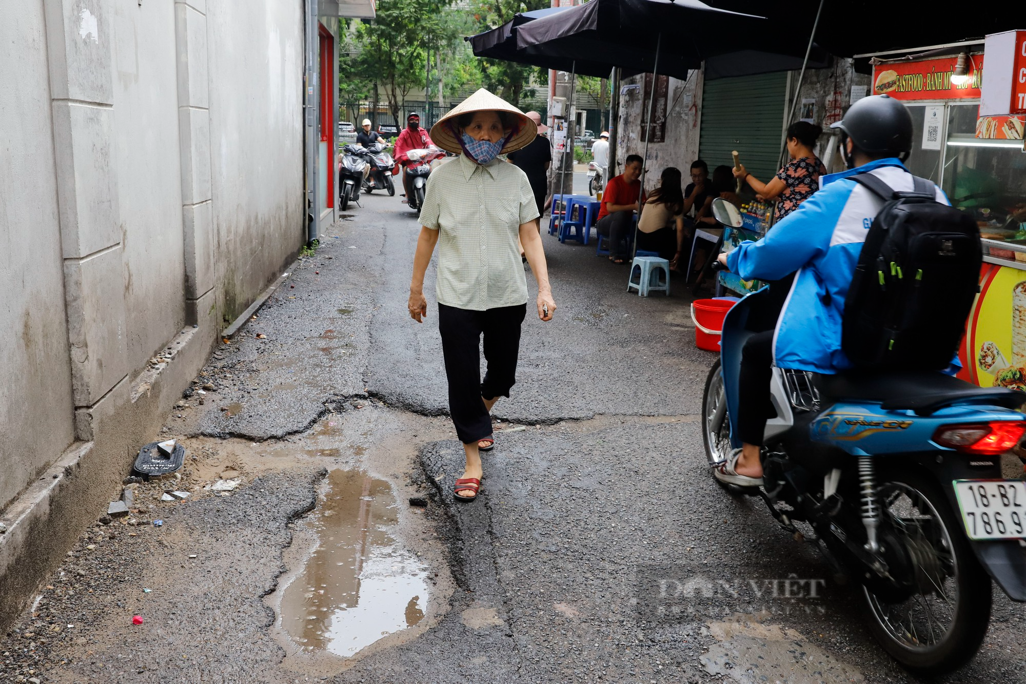 Đoạn đường dài 500m tại Hà Nội bị băm nát, chi chít những &quot;vết sẹo&quot; như bẫy người đi đường - Ảnh 3.