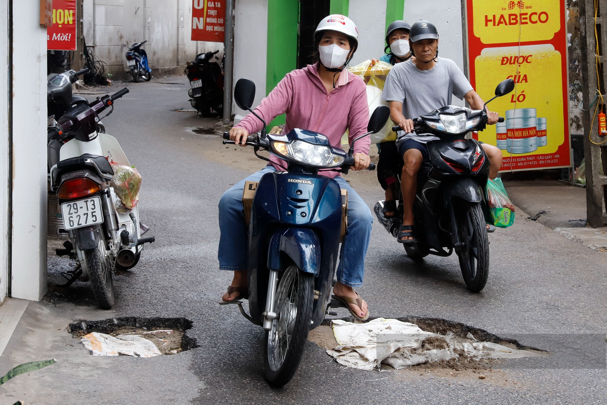 Đoạn đường dài 500m tại Hà Nội bị băm nát, chi chít những &quot;vết sẹo&quot; như bẫy người đi đường - Ảnh 4.