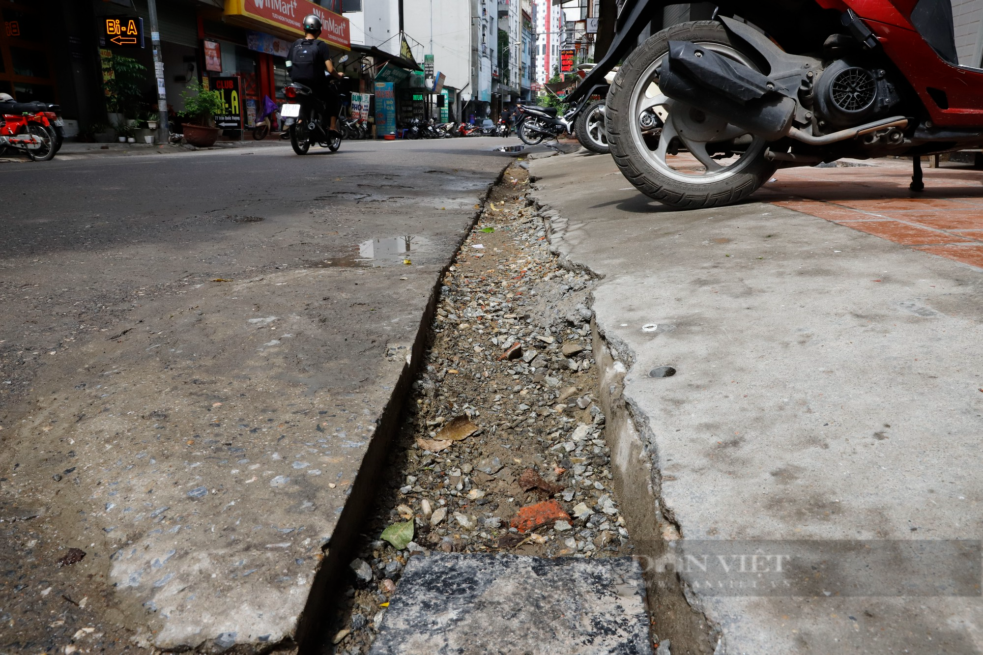 Đoạn đường dài 500m tại Hà Nội bị băm nát, chi chít những &quot;vết sẹo&quot; như bẫy người đi đường - Ảnh 8.