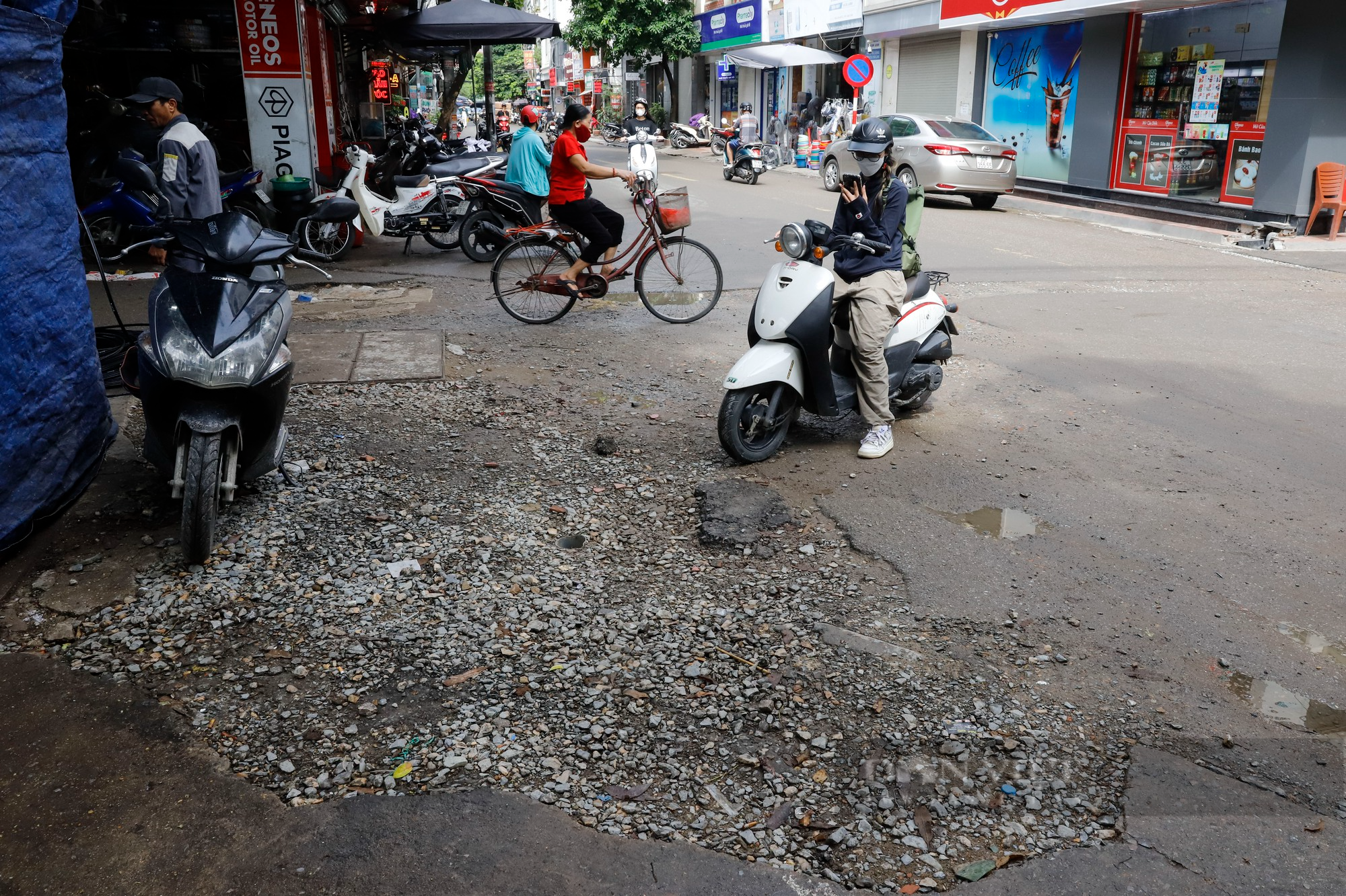 Đoạn đường dài 500m tại Hà Nội bị băm nát, chi chít những &quot;vết sẹo&quot; như bẫy người đi đường - Ảnh 10.