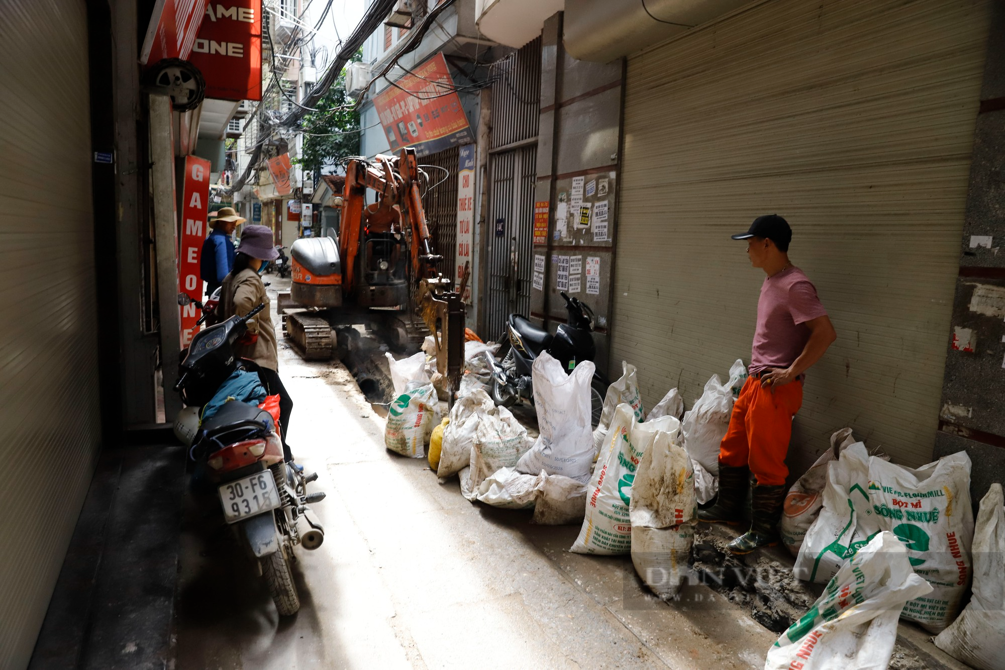 Đoạn đường dài 500m tại Hà Nội bị băm nát, chi chít những &quot;vết sẹo&quot; như bẫy người đi đường - Ảnh 12.