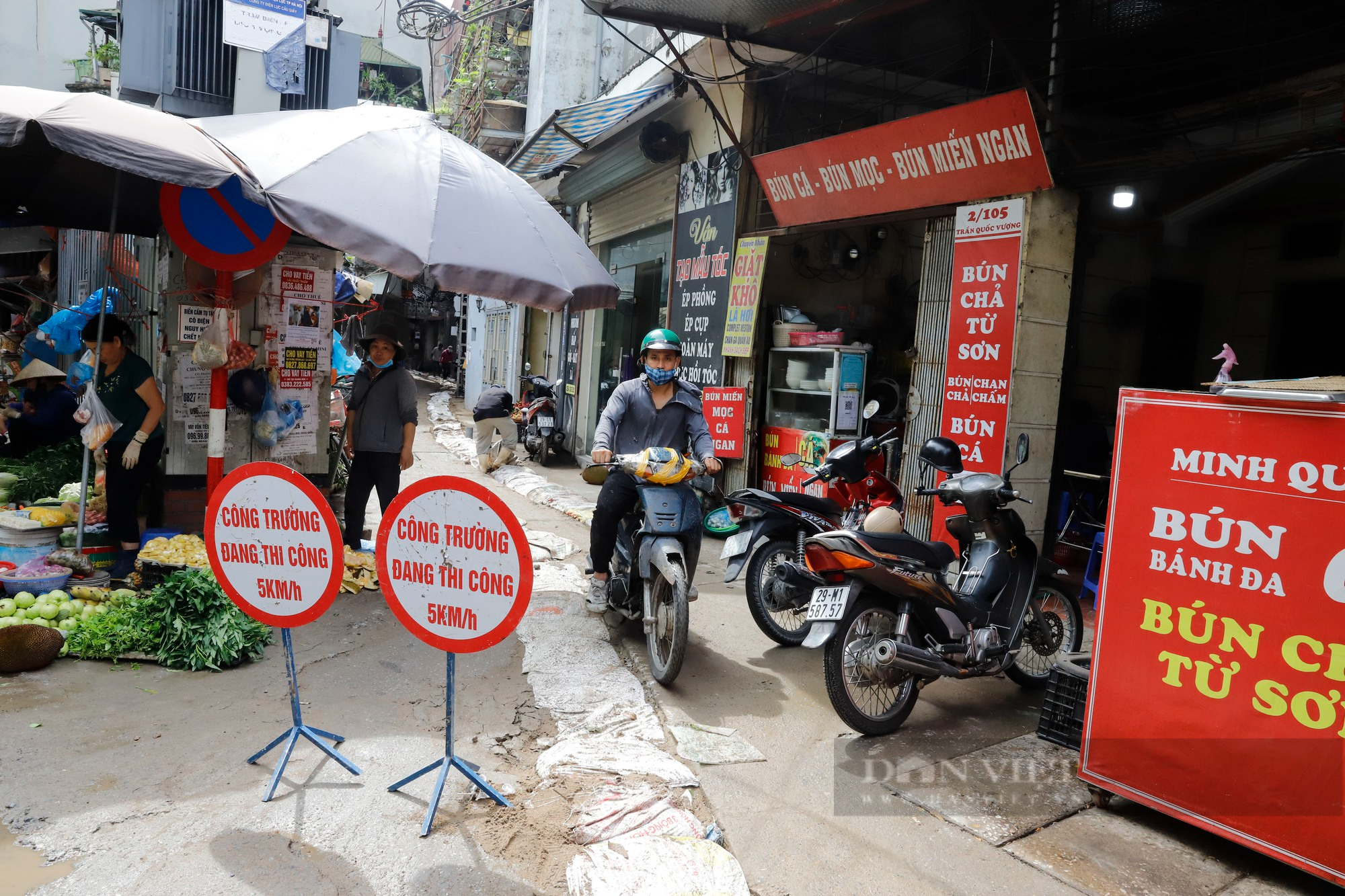 Đoạn đường dài 500m tại Hà Nội bị băm nát, chi chít những &quot;vết sẹo&quot; như bẫy người đi đường - Ảnh 13.