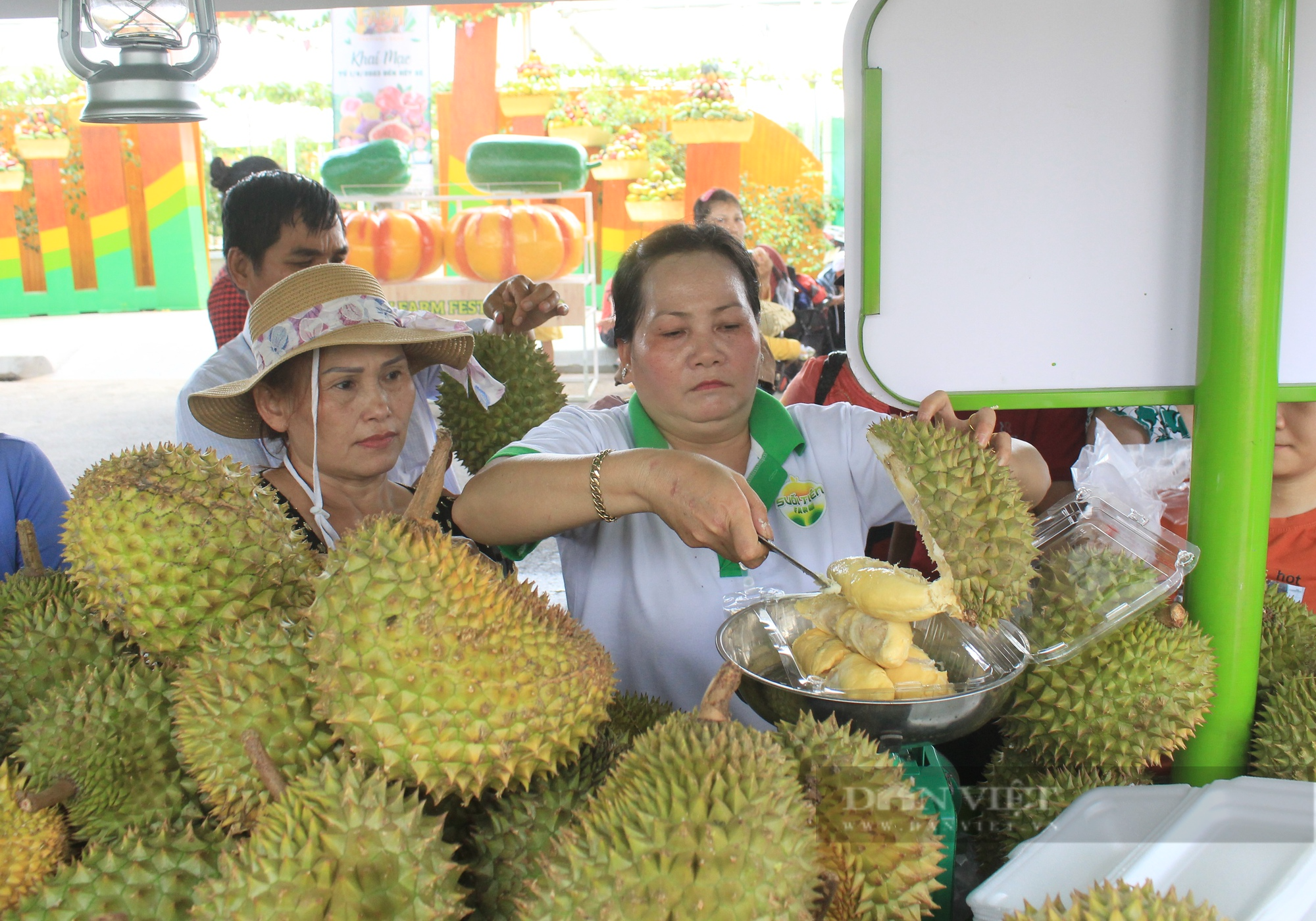 200.000 người tham quan lễ hội trái cây ở TP.HCM, mua đứt 300 tấn sầu riêng, vải thiều, bơ sáp… - Ảnh 1.