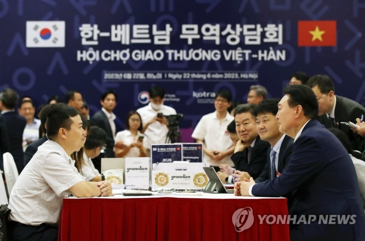 Tổng thống Hàn Quốc hào hứng ăn thử bánh mì kim chi tại Việt Nam - Ảnh 3.