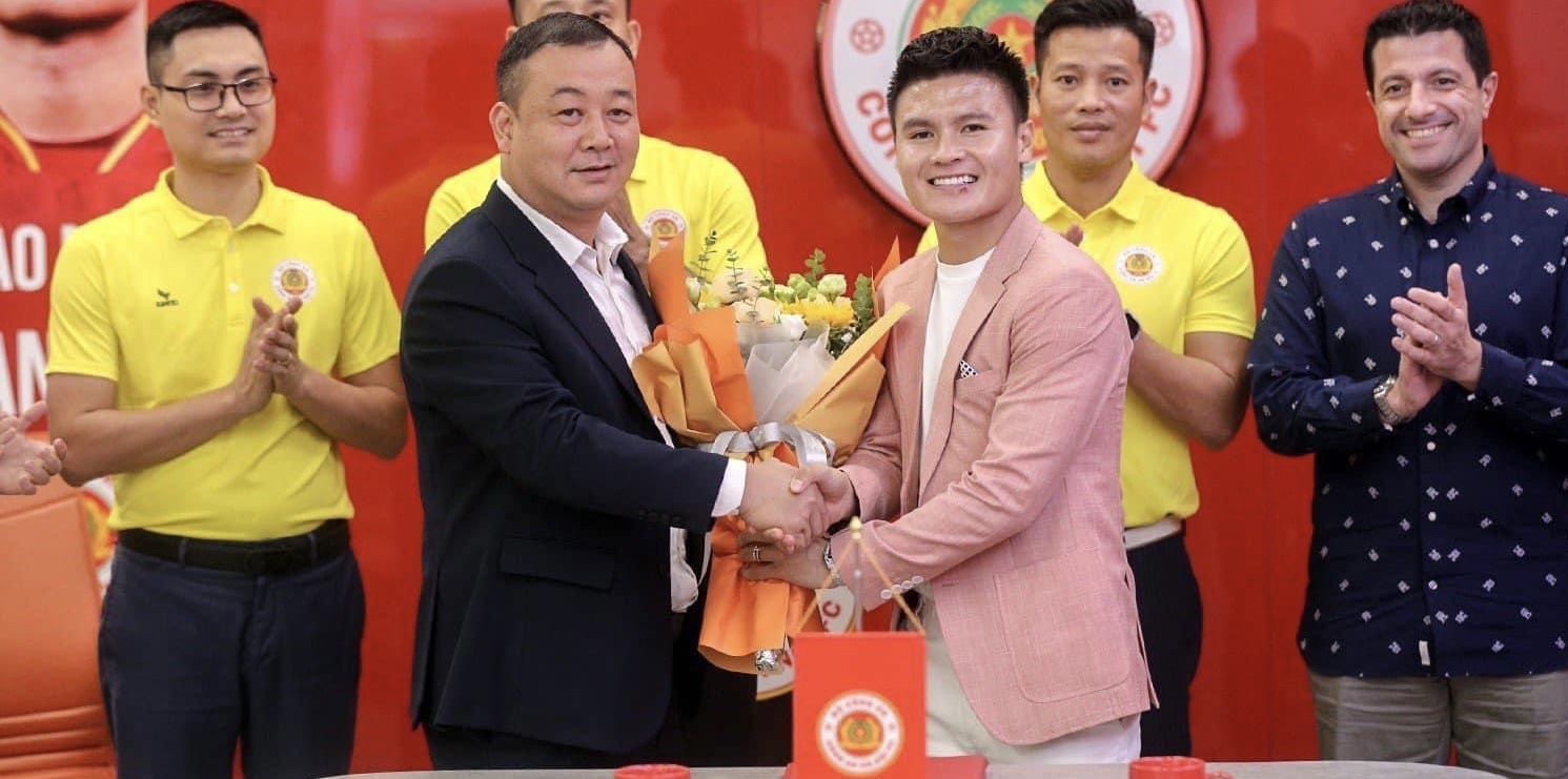 Quang Hải cùng bạn gái Chu Thanh Huyền đến kí kết hợp đồng với CLB CAHN - Ảnh 5.