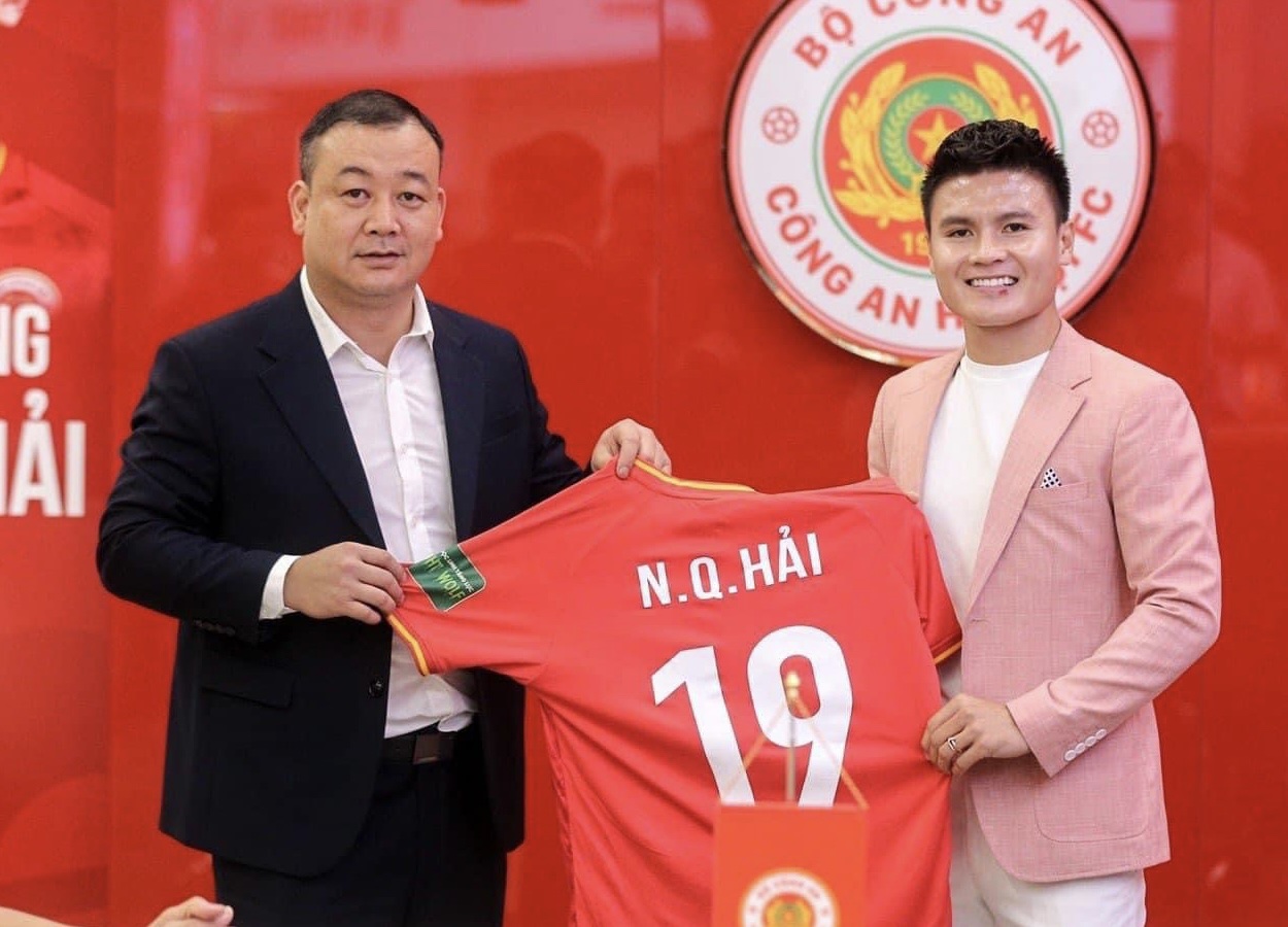 Quang Hải cùng bạn gái Chu Thanh Huyền đến kí kết hợp đồng với CLB CAHN - Ảnh 6.