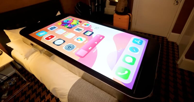 YouTuber chế tạo iPhone khổng lồ có thể hoạt động được - Ảnh 3.