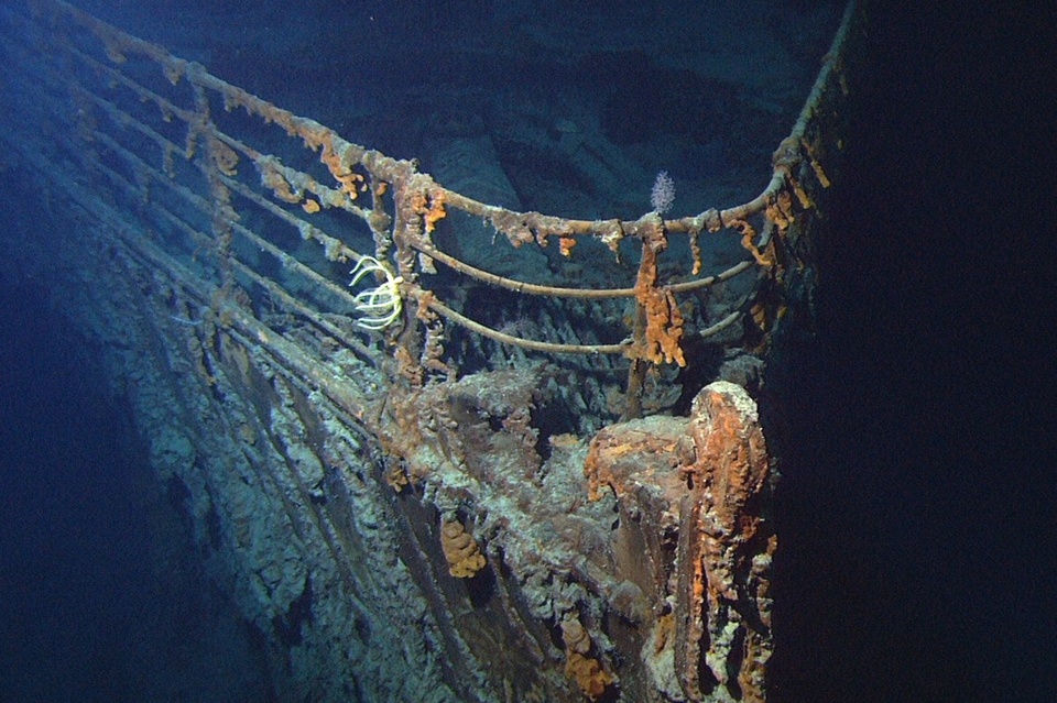 Thú vui thám hiểm xác tàu Titanic, bay lên vũ trụ nguy hiểm ra sao? - Ảnh 1.