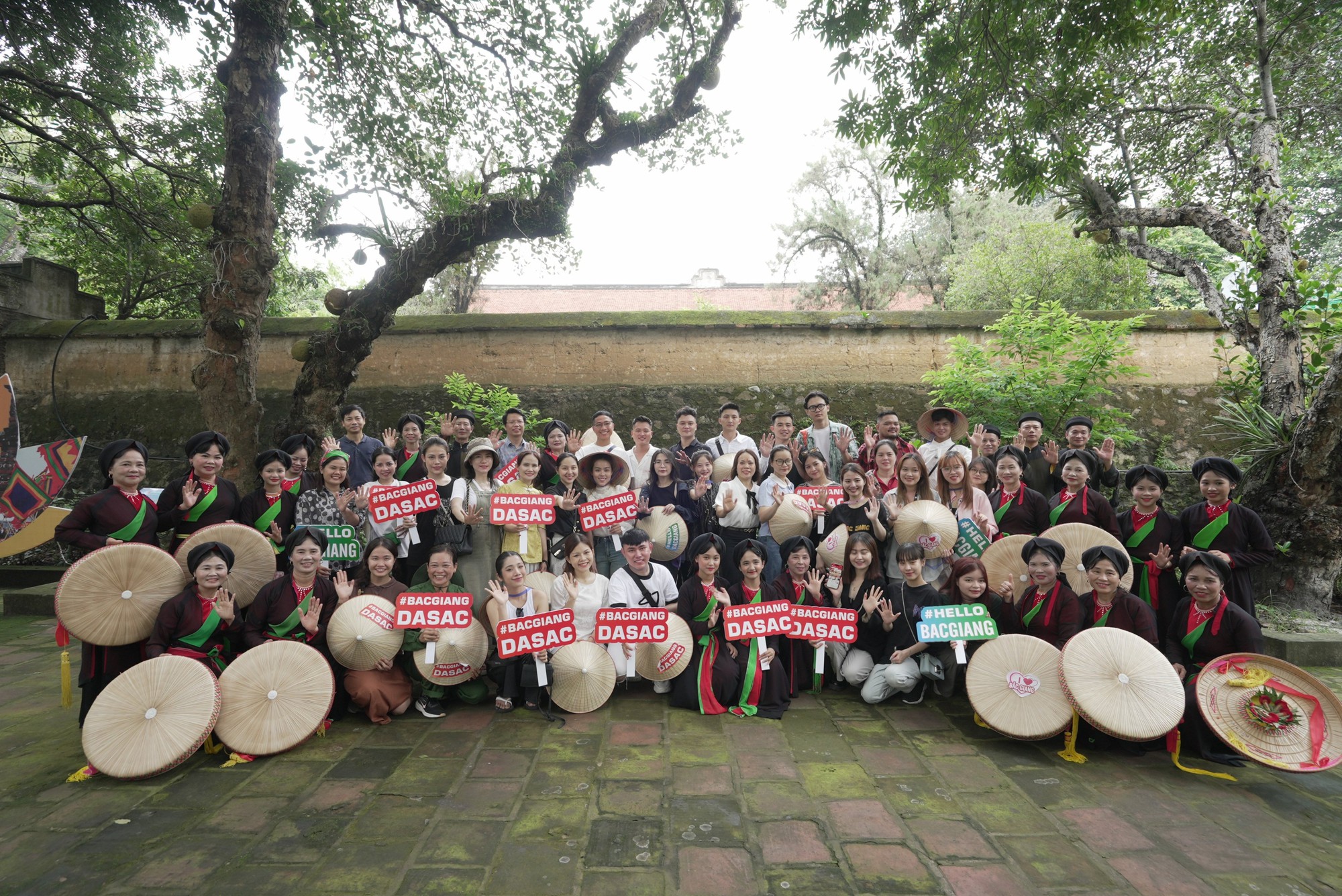 Tỉnh Bắc Giang mời 70 KOL trải nghiệm hái vải thiều cùng người dân bản địa - Ảnh 1.
