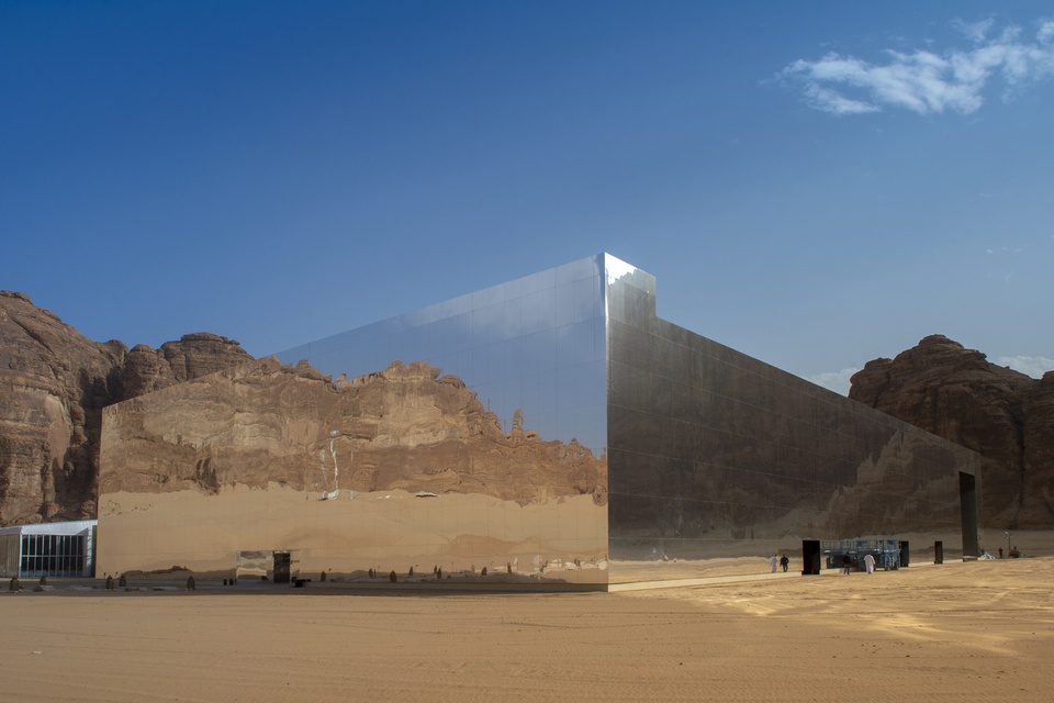 Độc đáo tòa nhà phủ gương tàng hình giữa sa mạc - Ảnh 1.