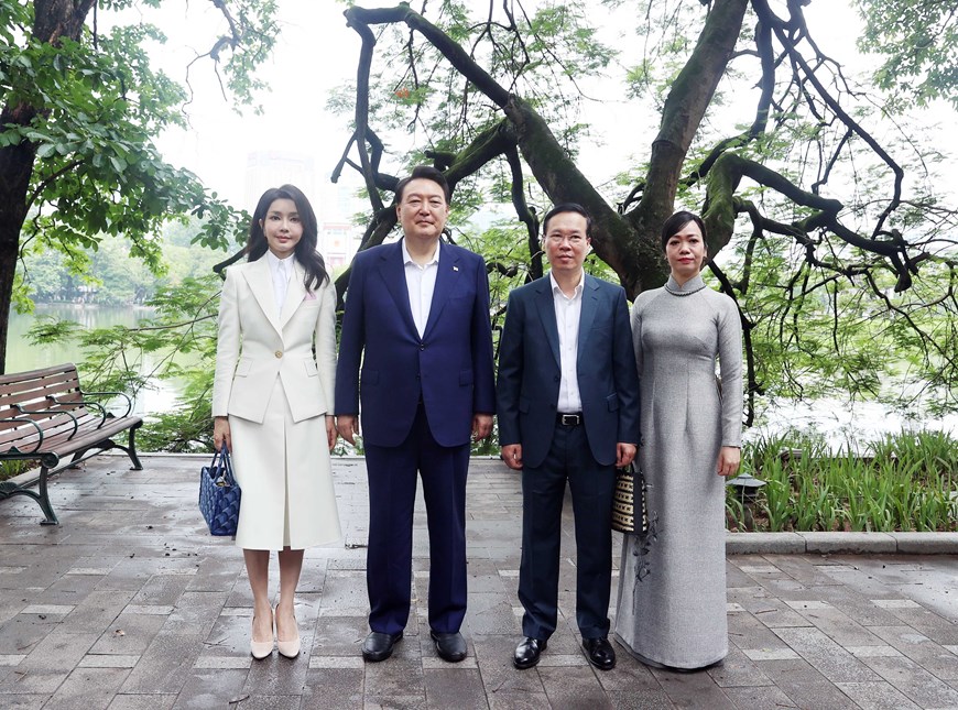 Chủ tịch nước và Tổng thống Hàn Quốc tham quan danh thắng hồ Hoàn Kiếm - Ảnh 2.
