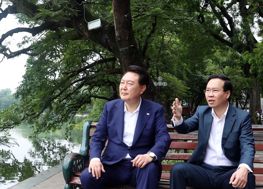 Chủ tịch nước và Tổng thống Hàn Quốc tham quan danh thắng hồ Hoàn Kiếm - Ảnh 5.