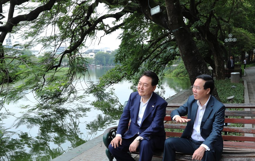Chủ tịch nước và Tổng thống Hàn Quốc tham quan danh thắng hồ Hoàn Kiếm - Ảnh 6.
