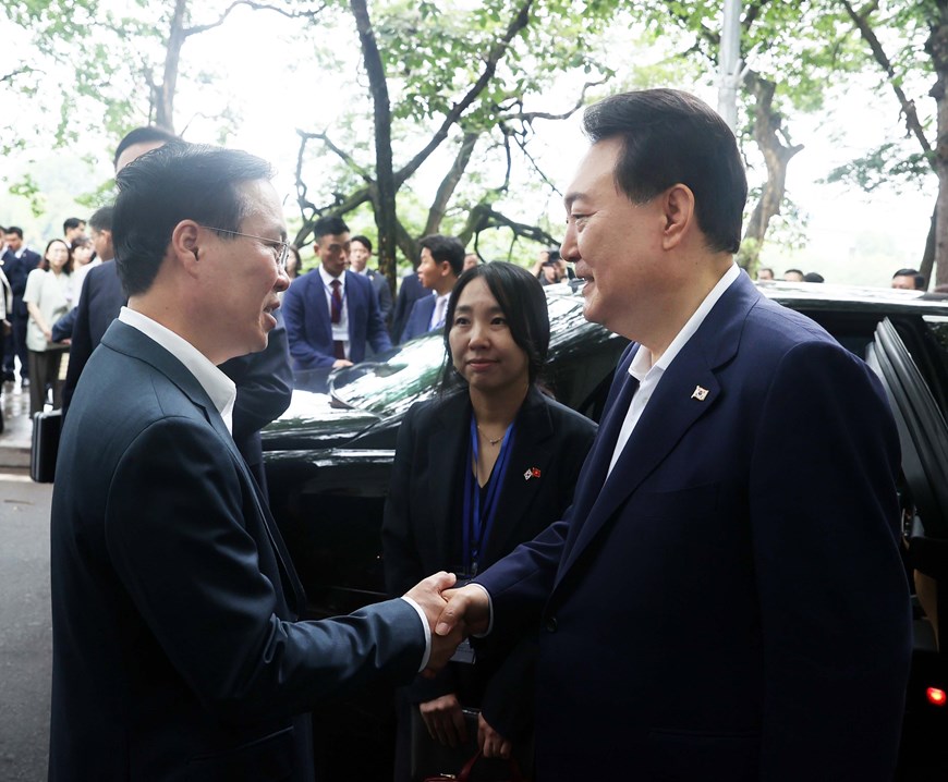 Chủ tịch nước và Tổng thống Hàn Quốc tham quan danh thắng hồ Hoàn Kiếm - Ảnh 7.