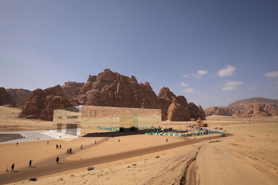 Độc đáo tòa nhà phủ gương tàng hình giữa sa mạc - Ảnh 7.