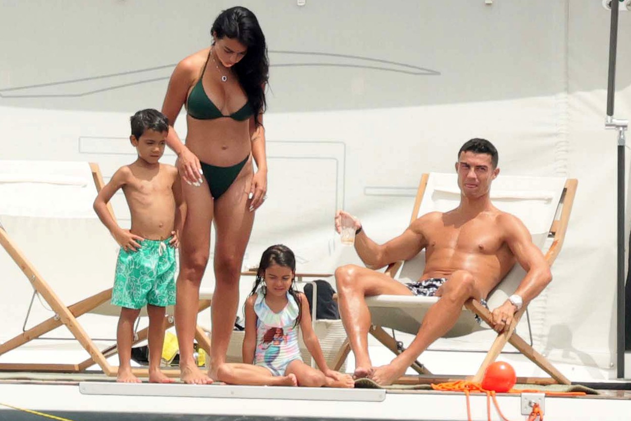 Ronaldo's girlfriend shows off her hot body on a luxury yacht - Photo 1.