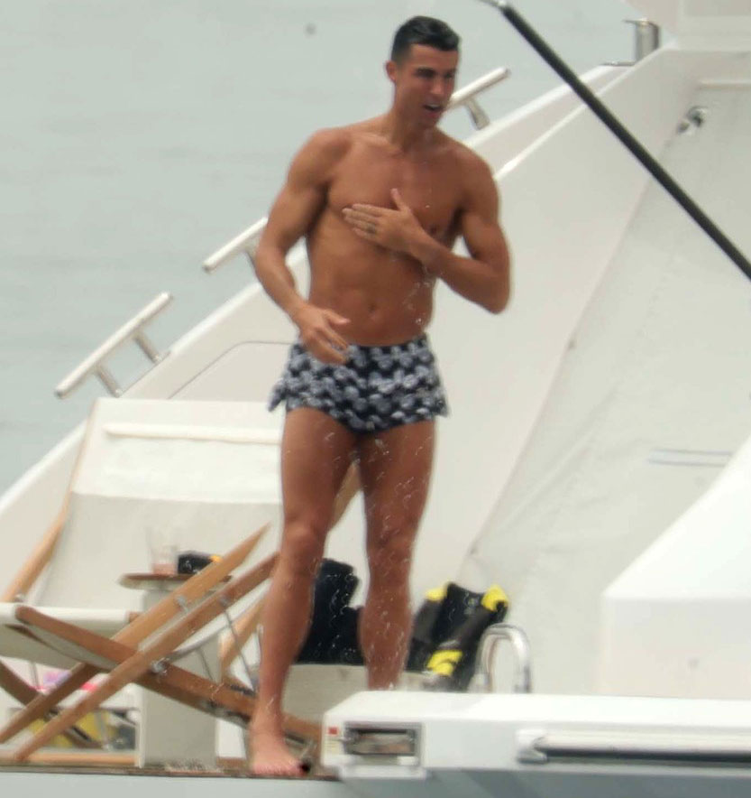 Ronaldo's girlfriend shows off her hot body on a luxury yacht - Photo 10.