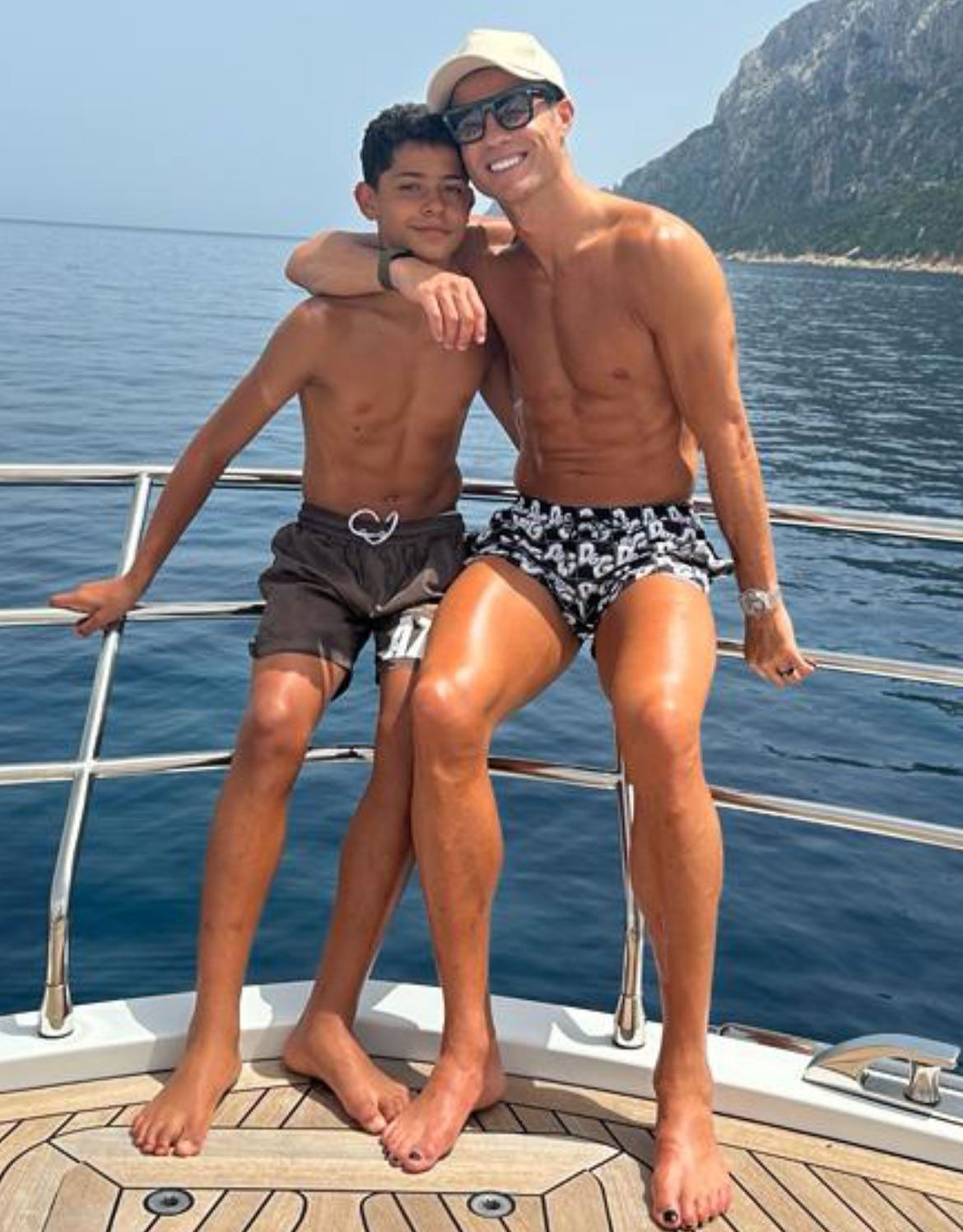 Bạn gái Ronaldo khoe thân hình nóng bỏng bên du thuyền hạng sang - Ảnh 11.
