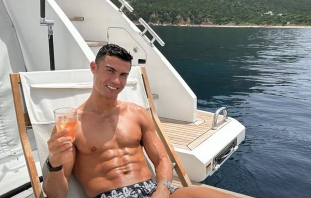 Bạn gái Ronaldo khoe thân hình nóng bỏng bên du thuyền hạng sang - Ảnh 12.