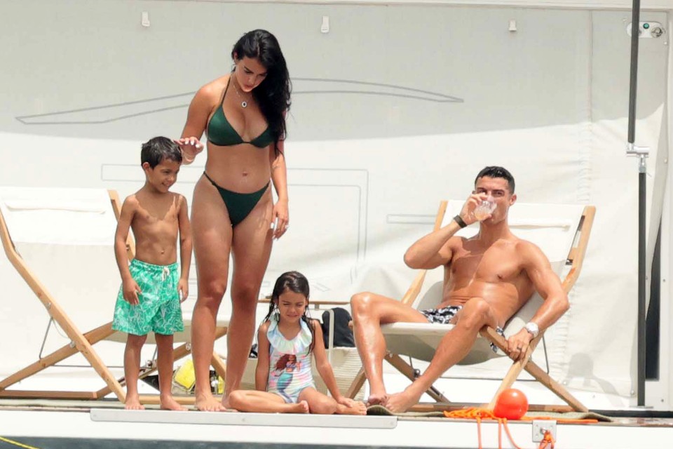 Ronaldo's girlfriend shows off her hot body on a luxury yacht - Photo 2.