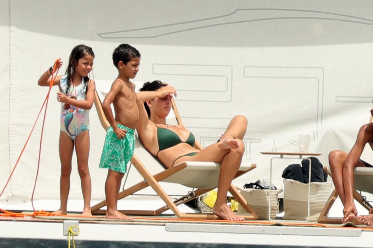 Bạn gái Ronaldo khoe thân hình nóng bỏng bên du thuyền hạng sang - Ảnh 4.