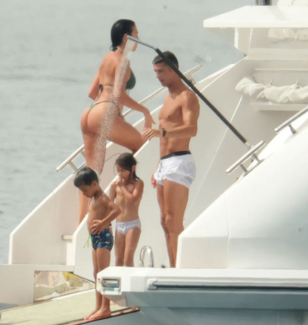 Bạn gái Ronaldo khoe thân hình nóng bỏng bên du thuyền hạng sang - Ảnh 9.