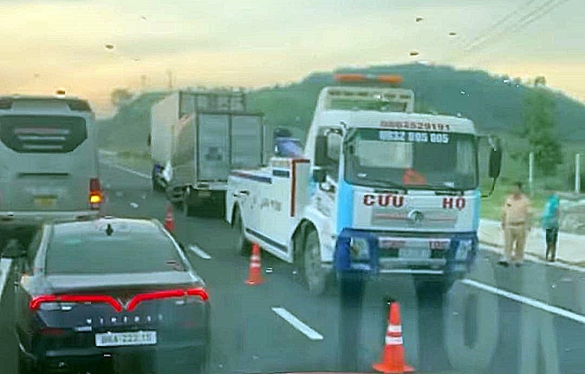 Đang điều tra vụ tài xế tử vong sau khi hai xe tải va chạm trên cao tốc Phan Thiết-Dầu Giây - Ảnh 1.