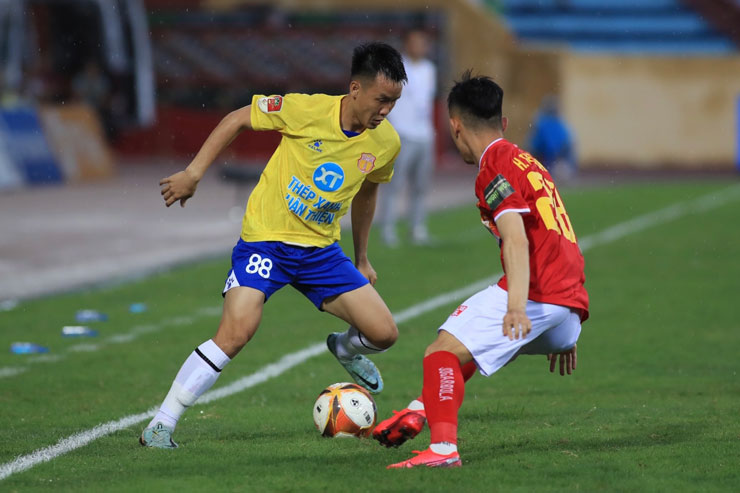 Kết quả vòng 12 V.League: Nguyên Mạnh tỏa sáng, Nam Định thoát thua Thanh Hóa - Ảnh 1.