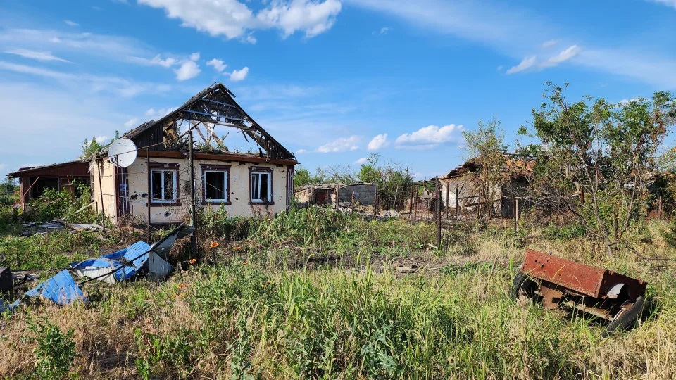 Lính Ukraine sốc, tức giận khi tận thấy bên trong các ngôi làng vừa được giải phóng từ Nga - Ảnh 3.