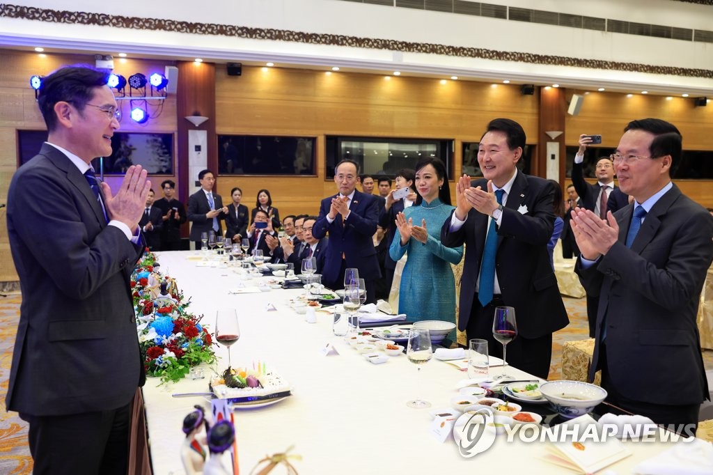 Chủ tịch Samsung Electronics bất ngờ được lãnh đạo Việt - Hàn mừng sinh nhật tại Hà Nội - Ảnh 1.